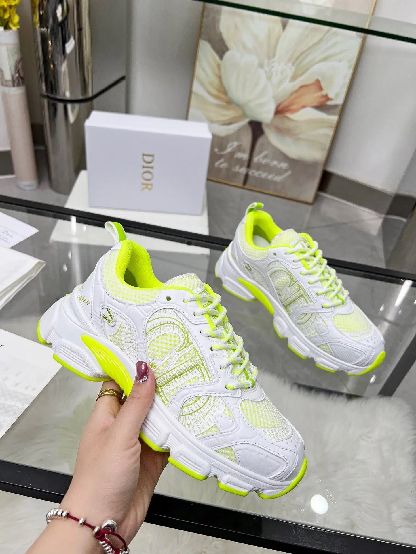 Dior B30 Sneaker in Weiß und Neon-Gelb – Luxus trifft Streetstyle VLP.LIFE