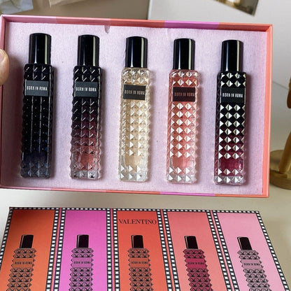 Valentino Born in Roma mini perfume set 5×15 ml with nozzle. Includes Miss Sunset, Miss Adventure, Roma original, Coral Fantasy, Intense. Great gift or travel size.